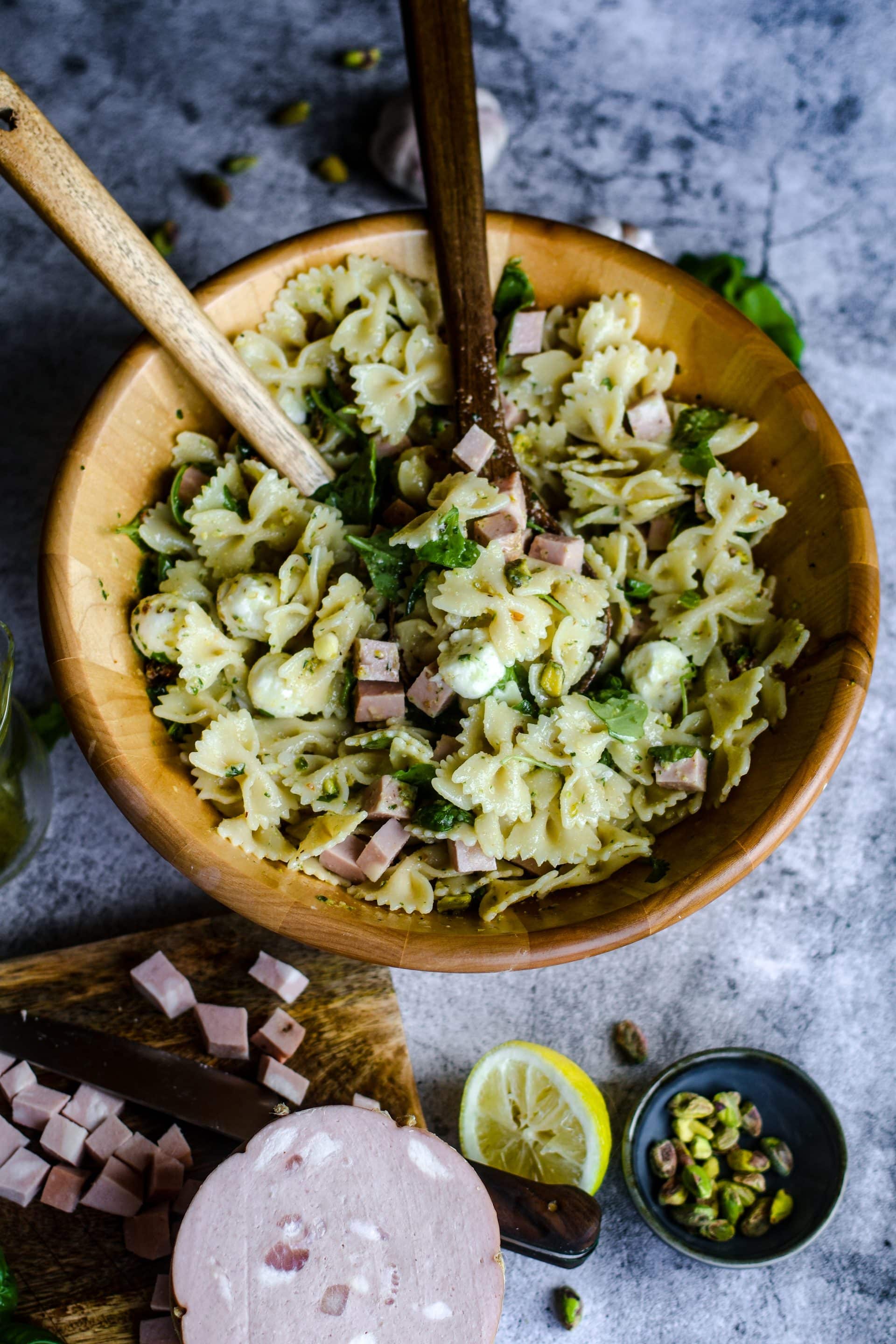 Sieht dieser Nudelsalat mit Mortadella und Pistaziendressing nicht phantastisch aus?