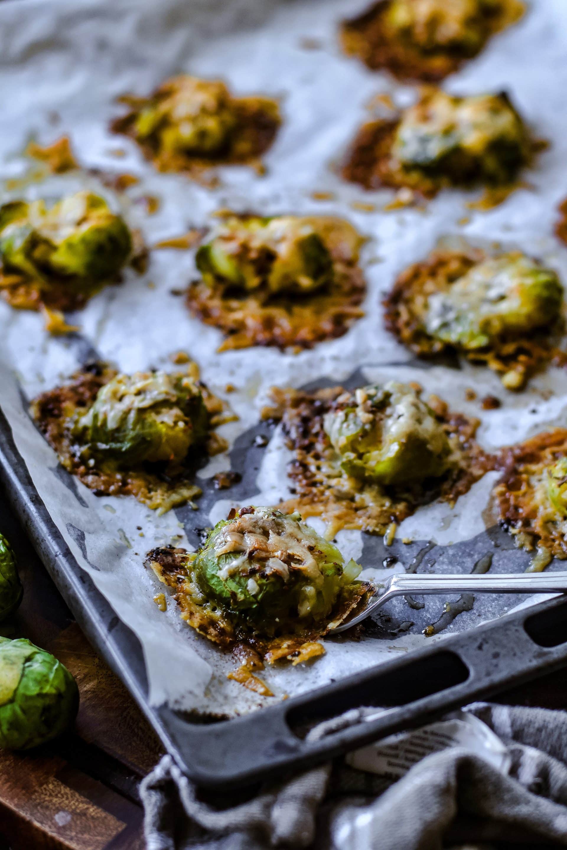 Smashed Rosenkohl ist ideal zum Feierabend