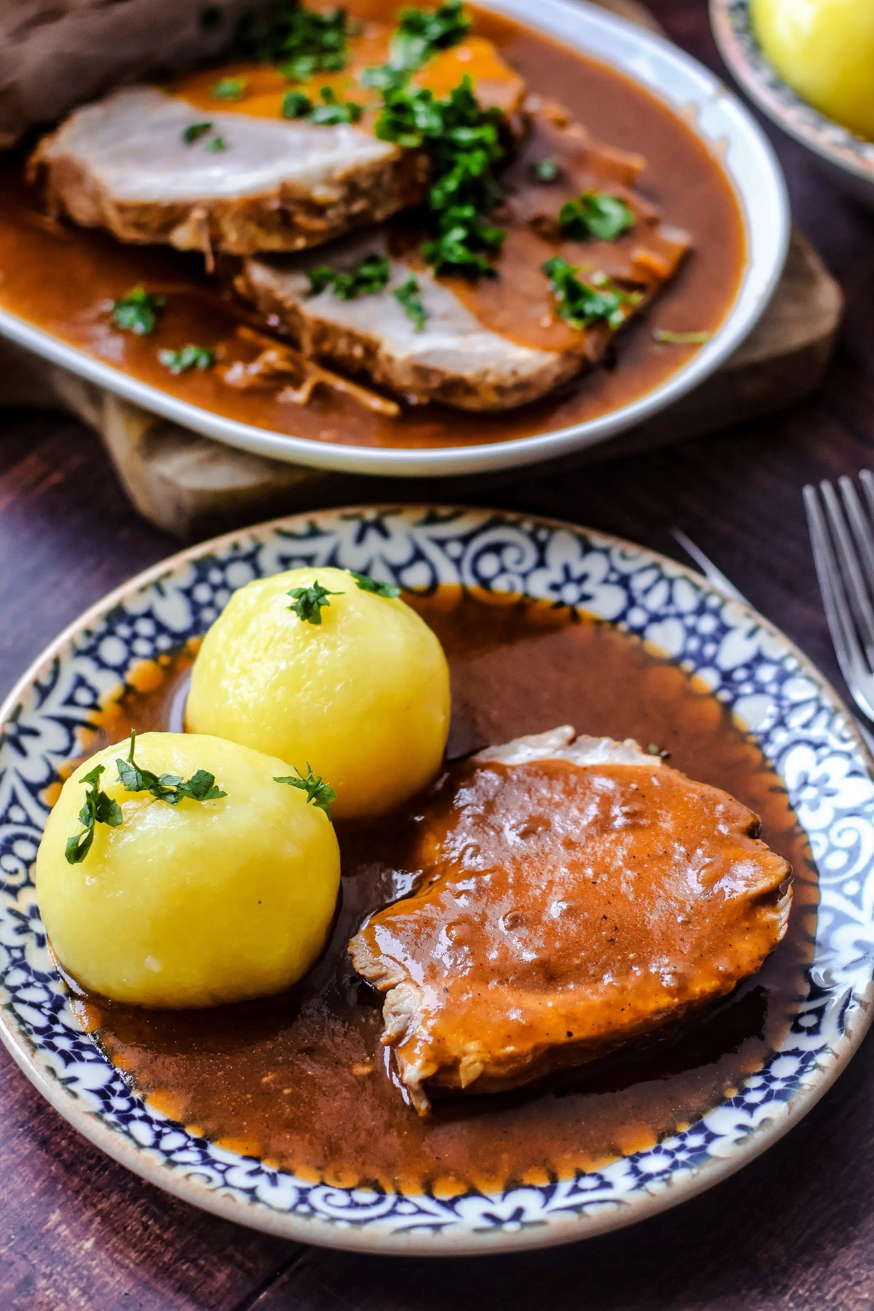 Klöße passen perfekt zum Schweinebraten