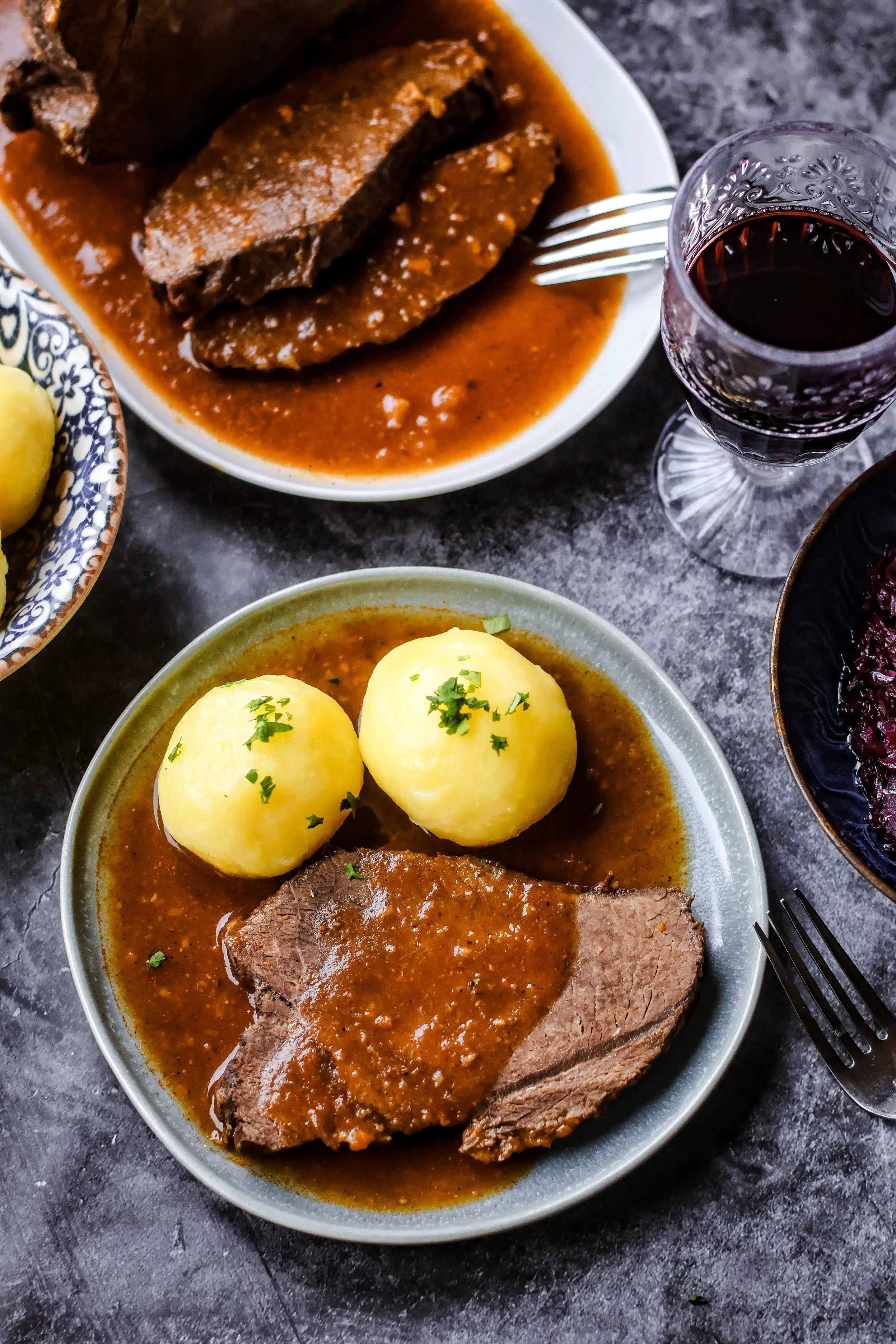 Burgunderbraten schmeckt perfekt mit Klößen und Rotkohl