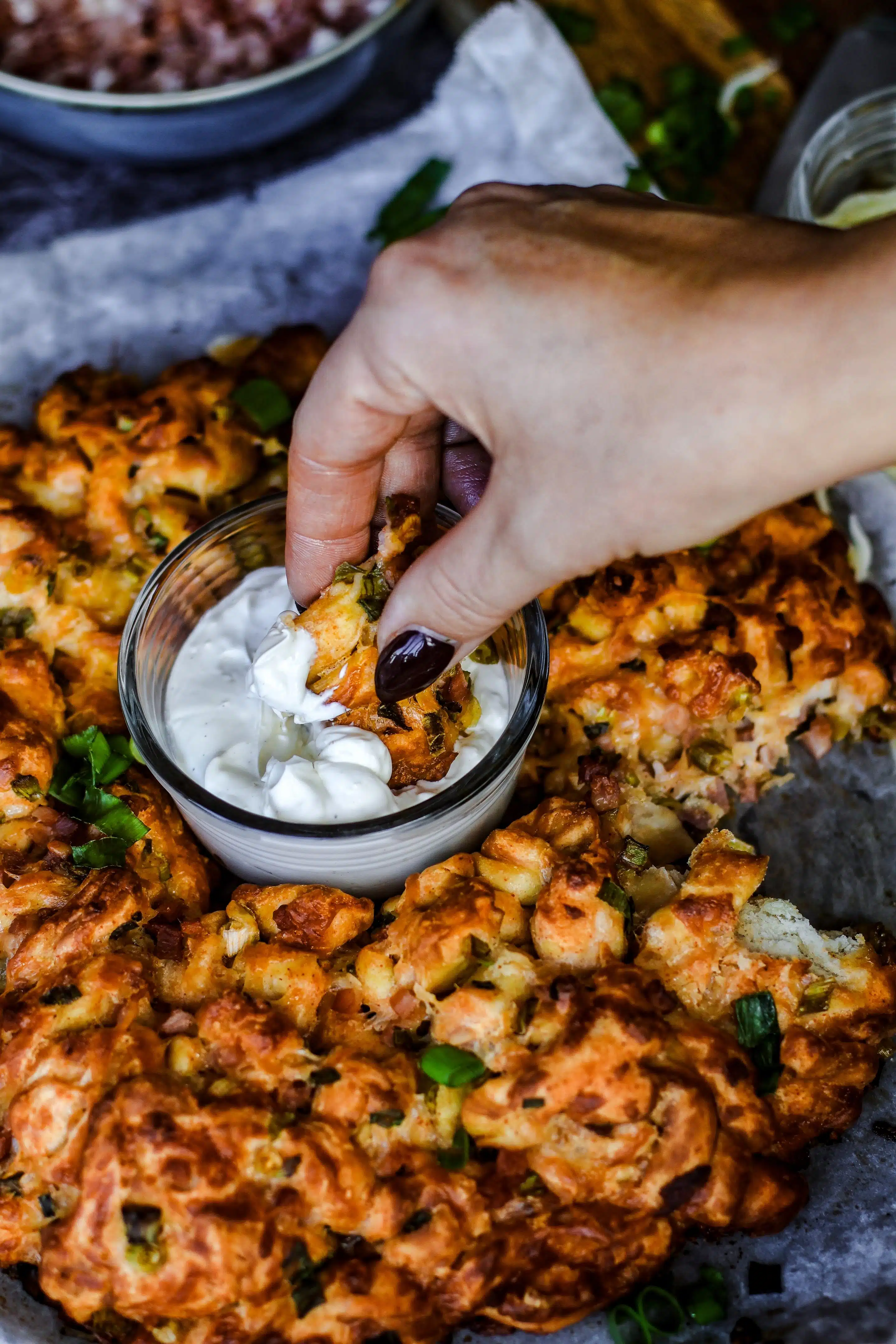 Zu dem Laugenzupfbrot Elsässer Art passt ein leckerer Dip