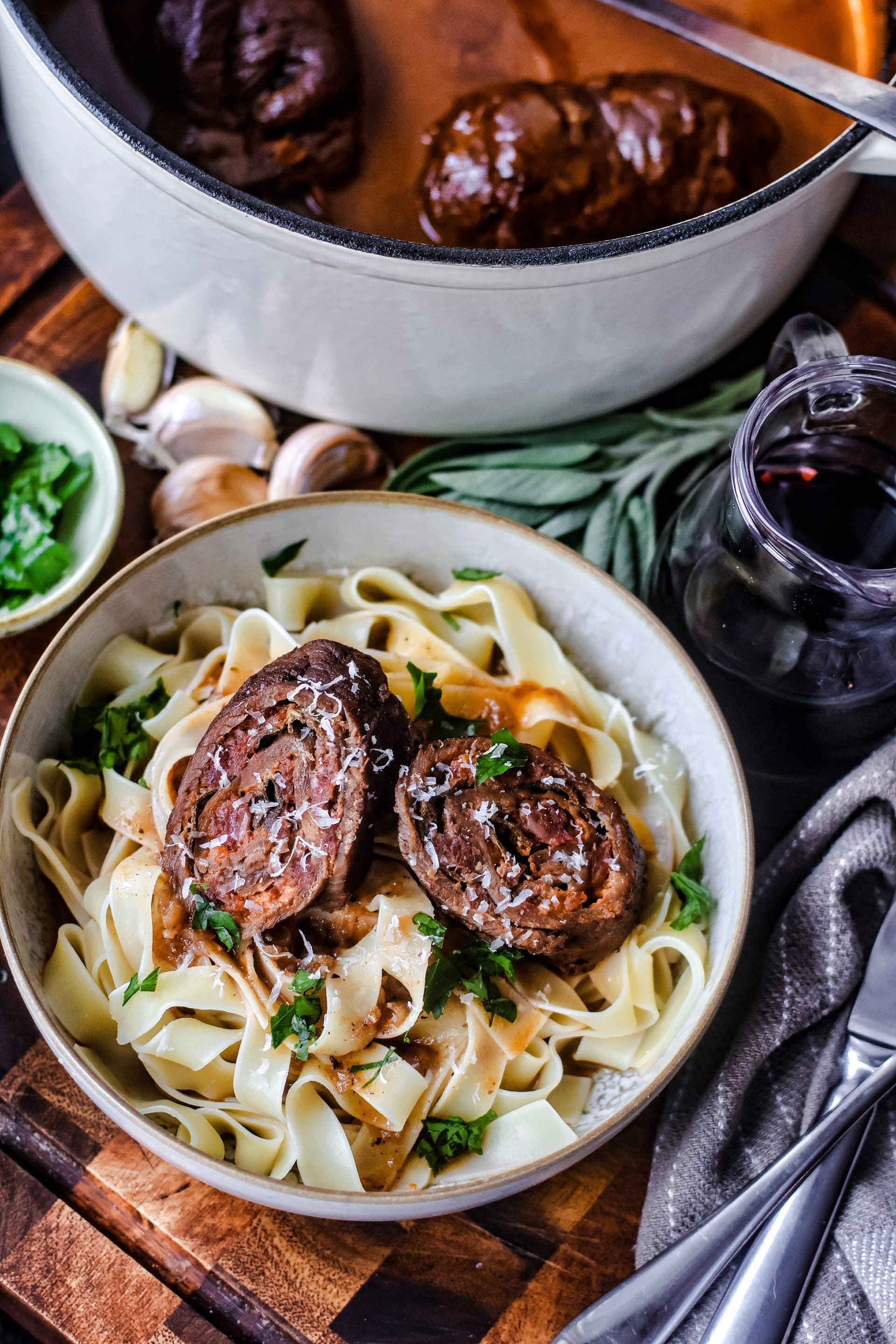 Rinderrouladen italienischer Art sind mit Cotechino gefüllt