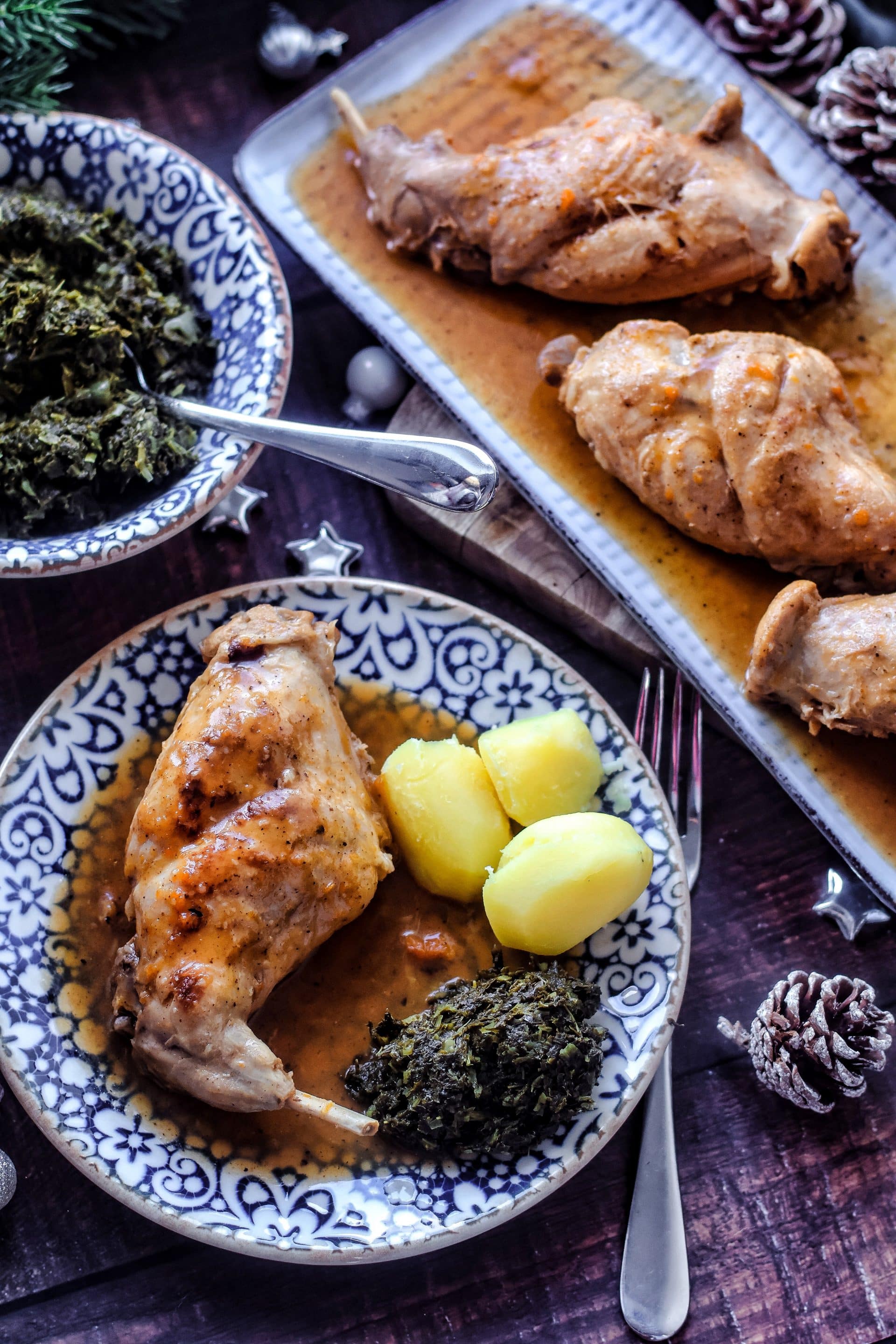 Kaninchen Braten aus dem Ofen wird vorher in Buttermilch eingelegt