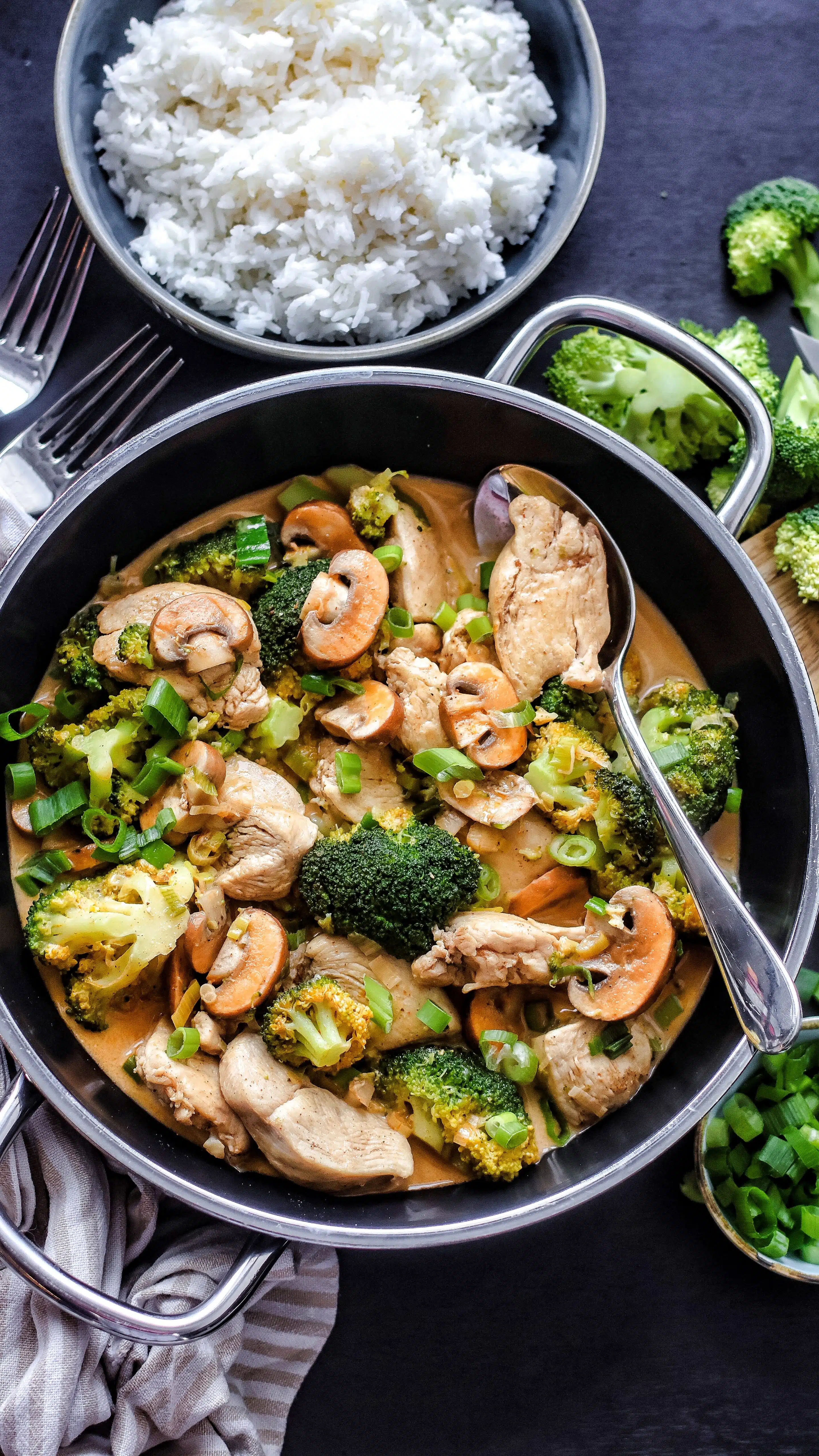 Hähnchen Pfanne mit Brokkoli und Pilzen ist in kurzer Zeit auf dem Tisch