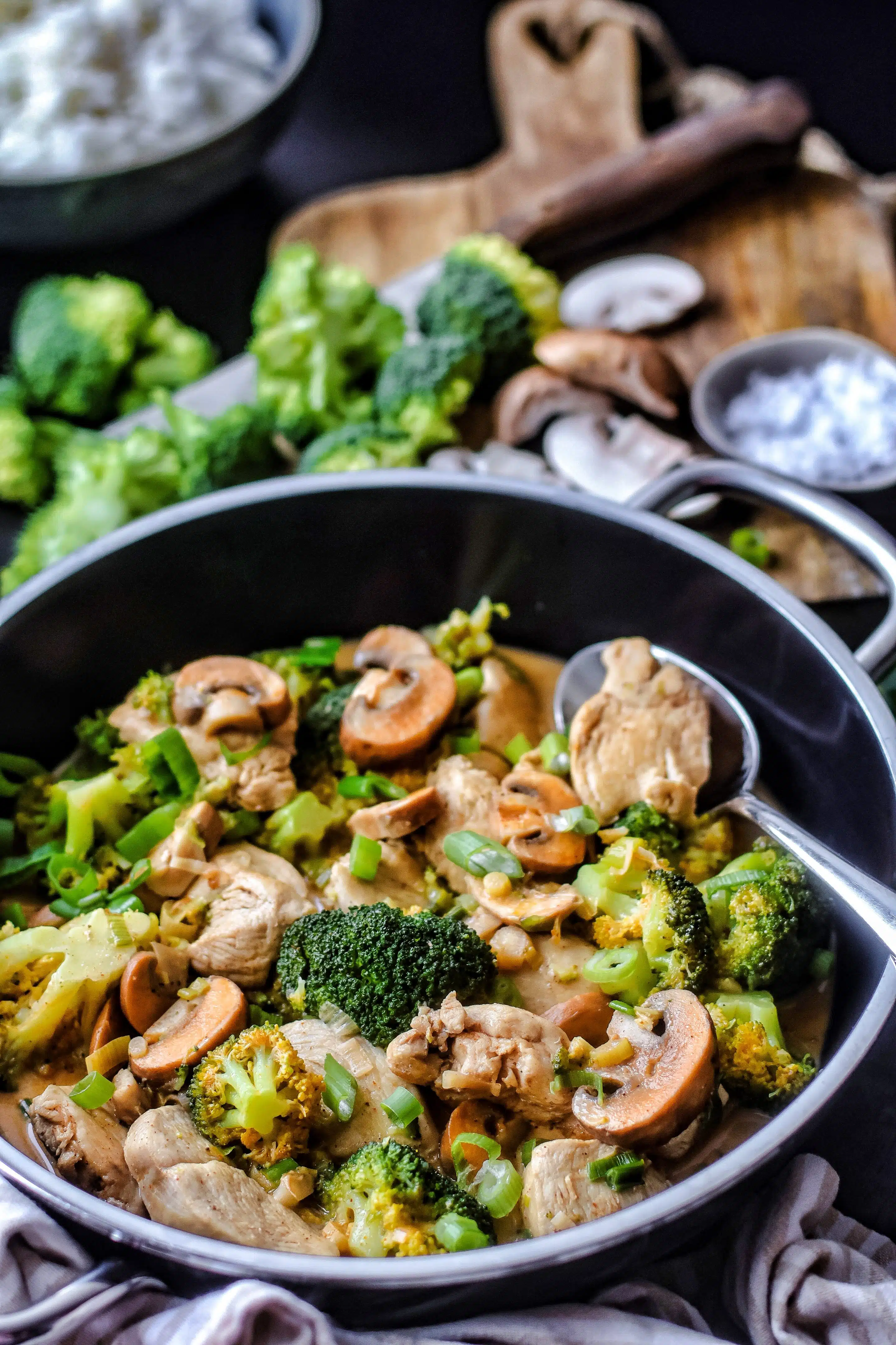 Hähnchen Pfanne mit Brokkoli und Pilzen schmeckt Groß und Klein