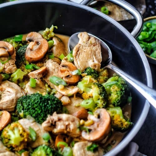 Hähnchen Pfanne mit Brokkoli und Pilzen ist Low Carb