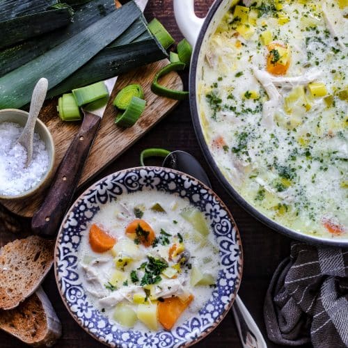Käse Lauch Suppe mit Hähnchen und Kartoffeln ist mit Frischkäse zubereitet