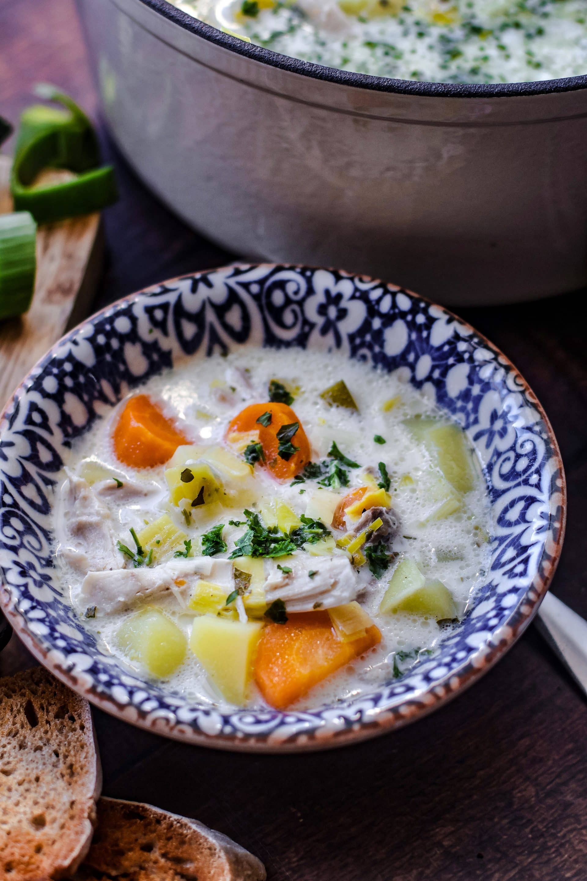 sieht diese Käse Lauch Suppe mit Hähnchen und Kartoffeln nicht phantastisch aus?