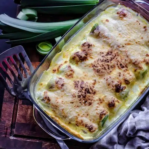 Überbackener Lauch mit Schinken ist im Handumdrehen auf dem Tisch