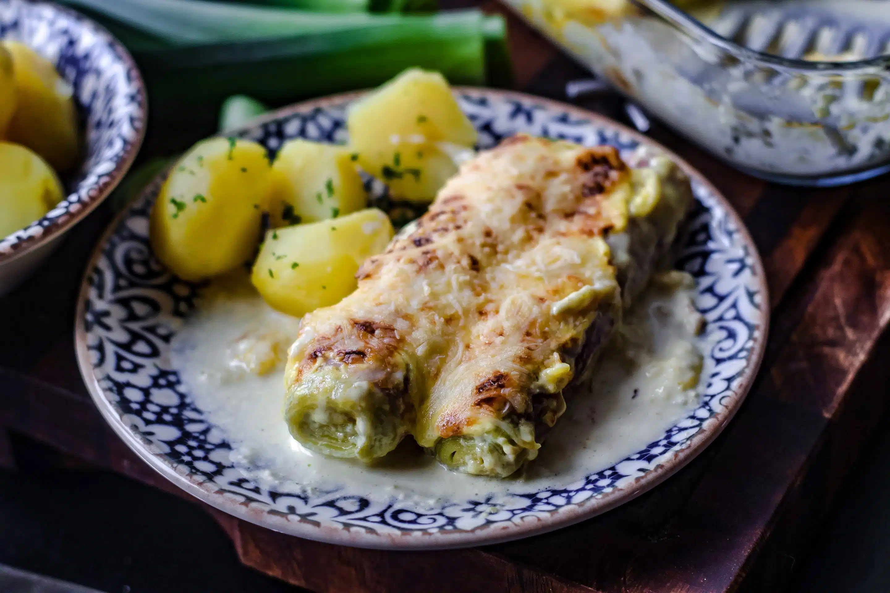 Überbackener Lauch mit Schinken ist ideal zum Feierabend