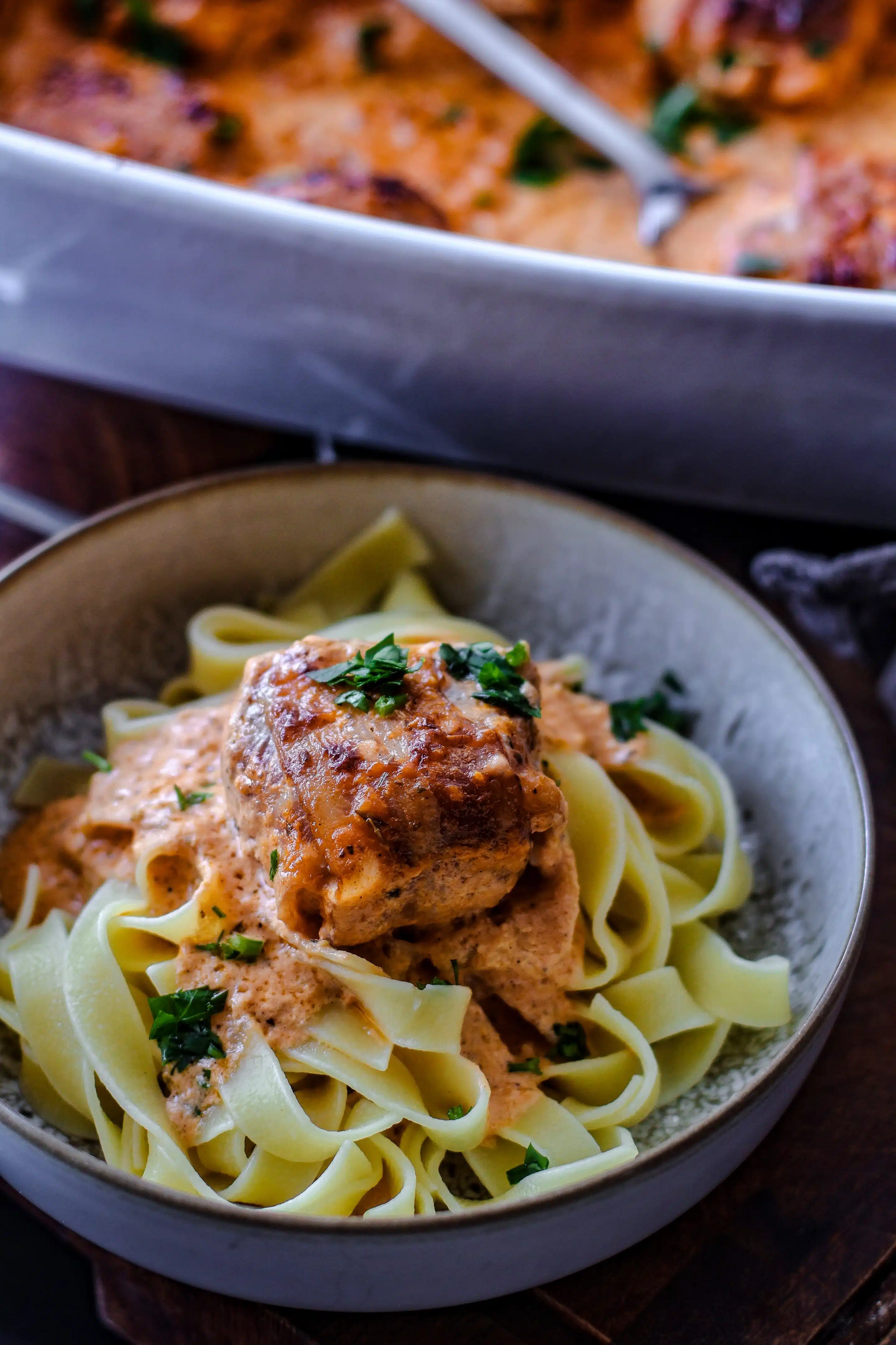 Zu Schweinefilet im Speckmantel passen Nudeln sehr gut