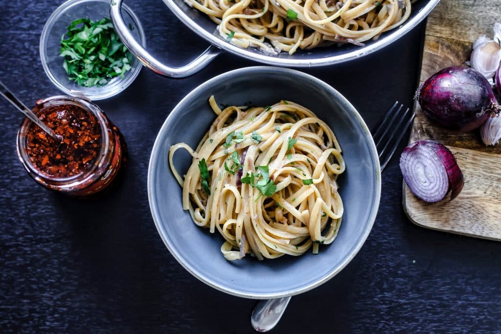 Pasta mit karamellisierten Zwiebeln und Chiliöl