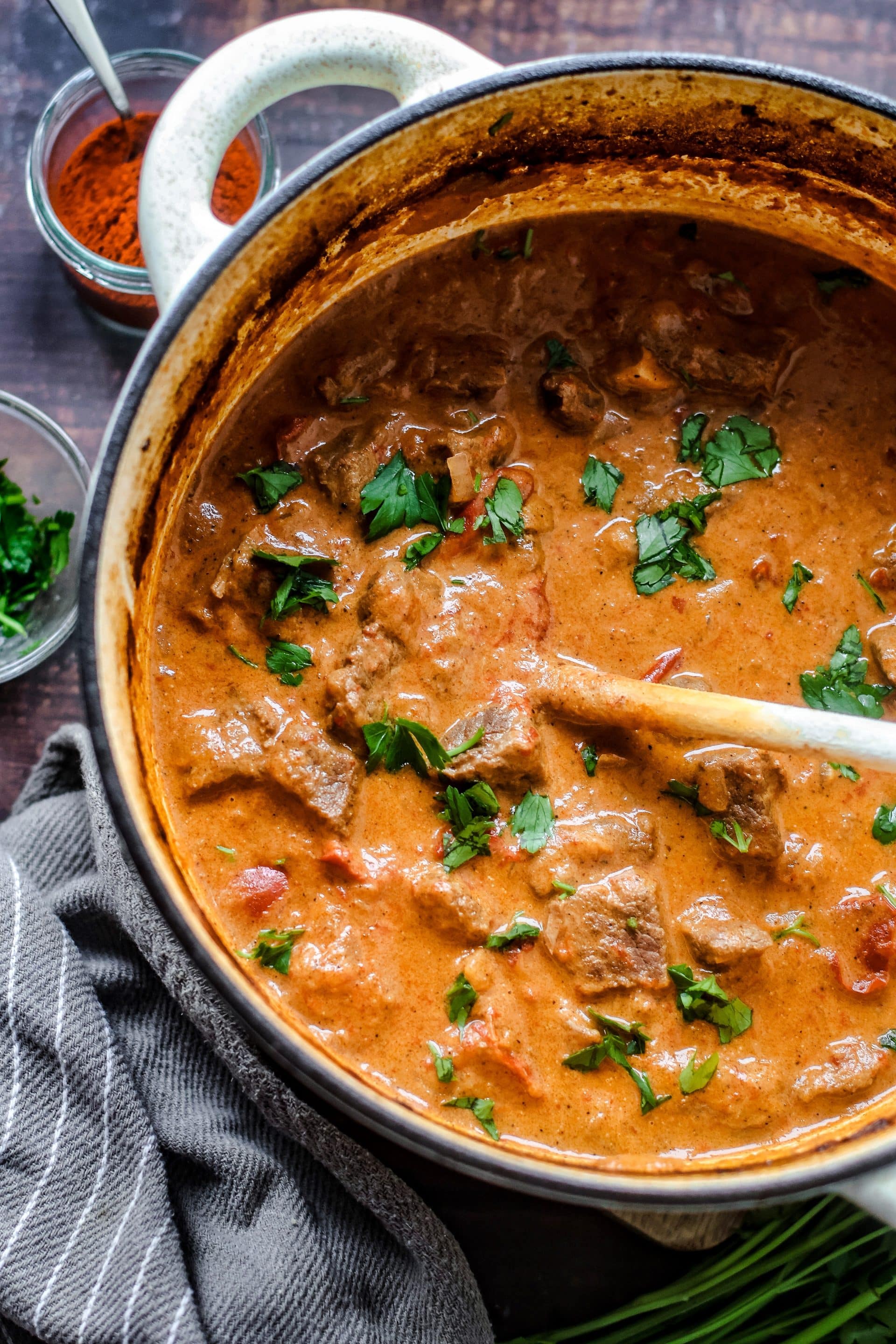 Rahmgulasch gelingt auf dem Herd und im Ofen