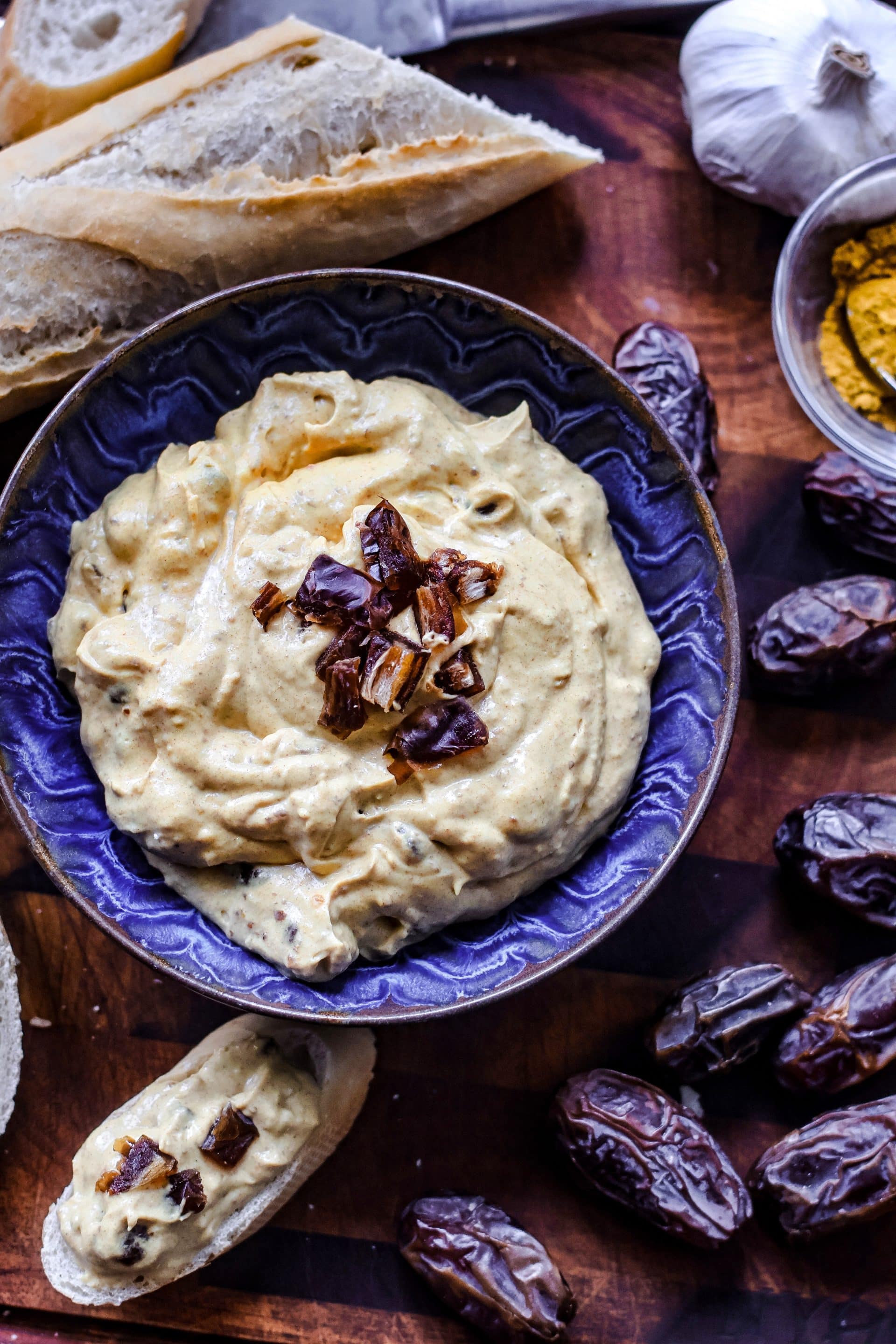 Dattel-Curry-Dip ist herrlich cremig