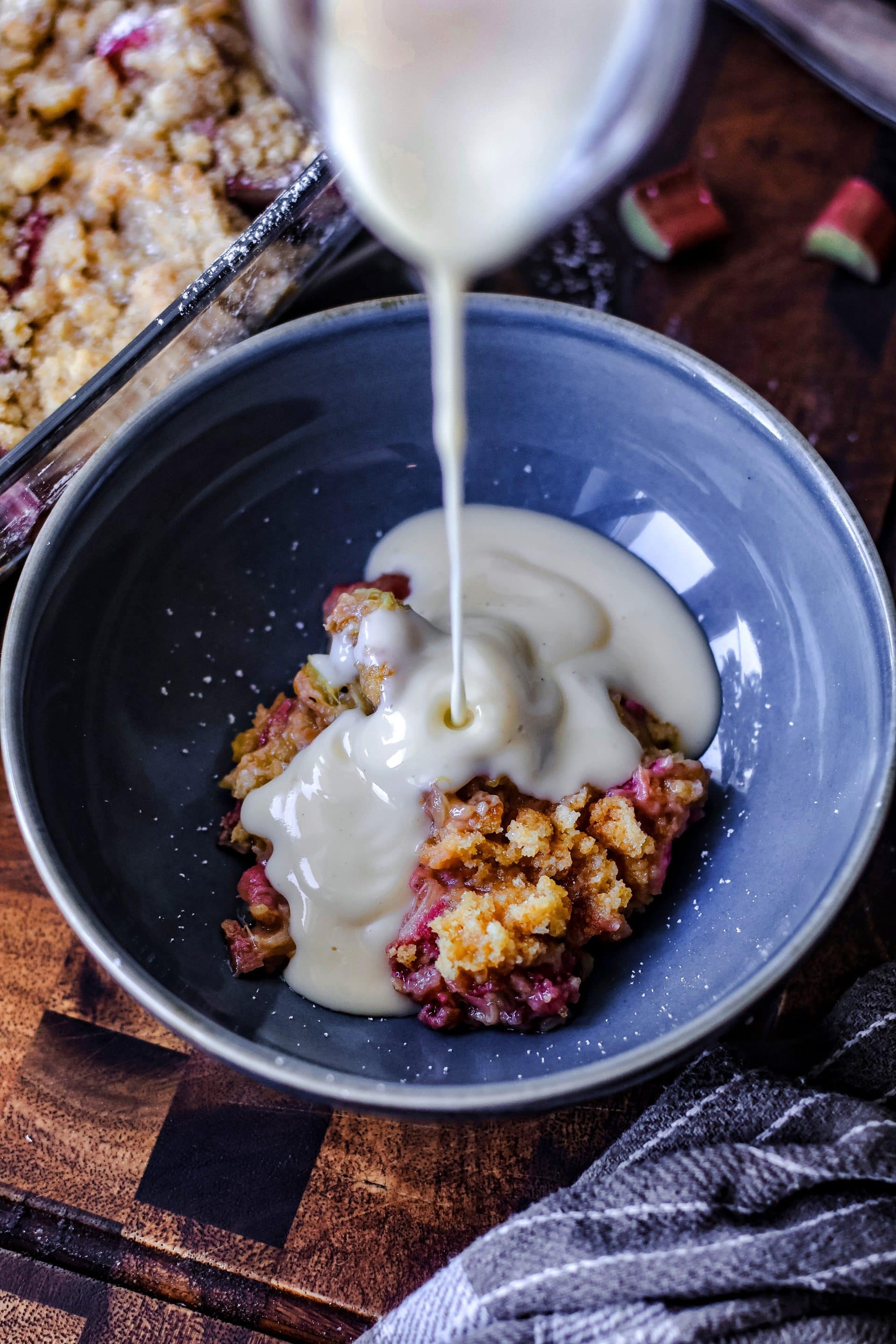 Zu Rhabarber Crumble passt Vanillesauce