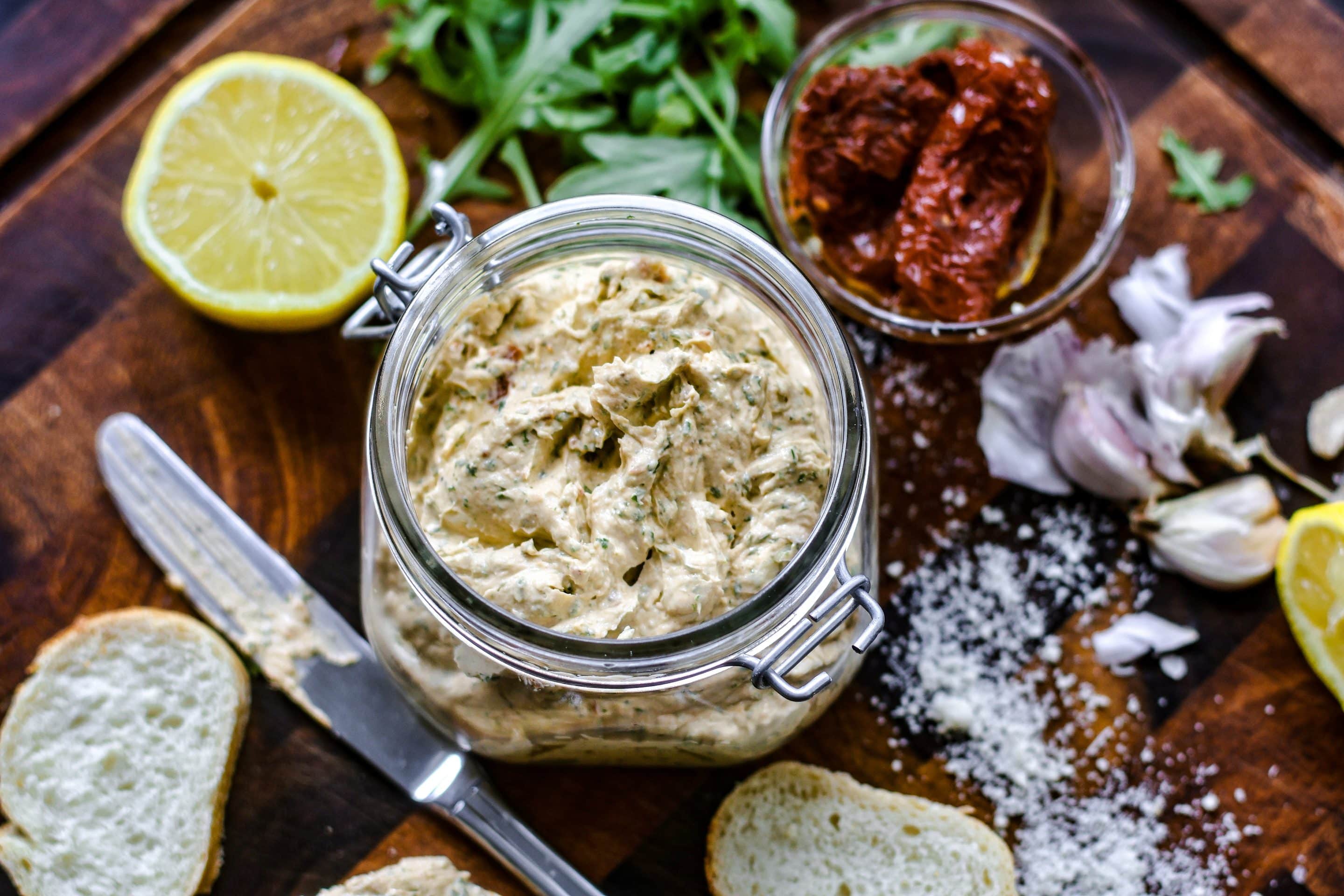 Rucola Butter mit Parmesan ist schnell gemacht