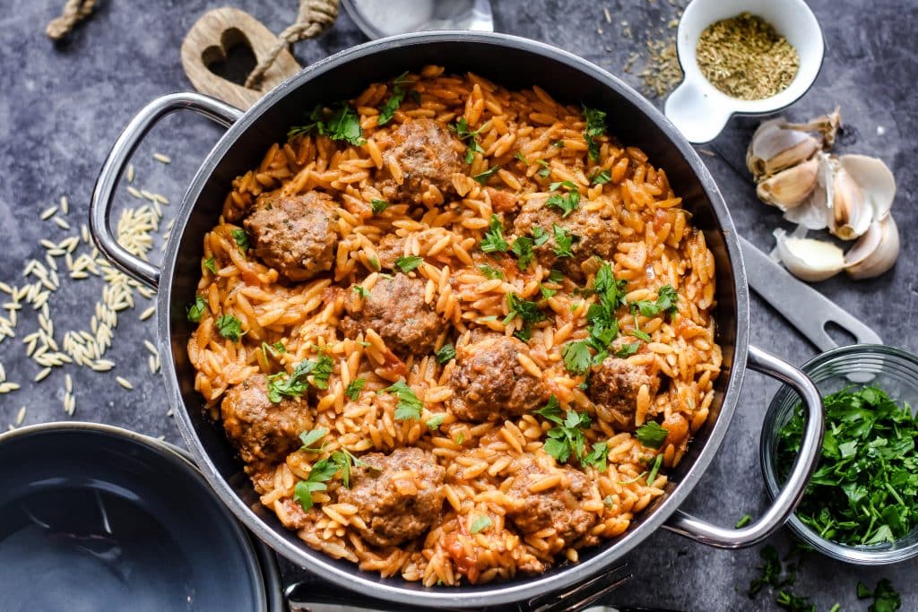 Orzo Pfanne mit Hackbällchen