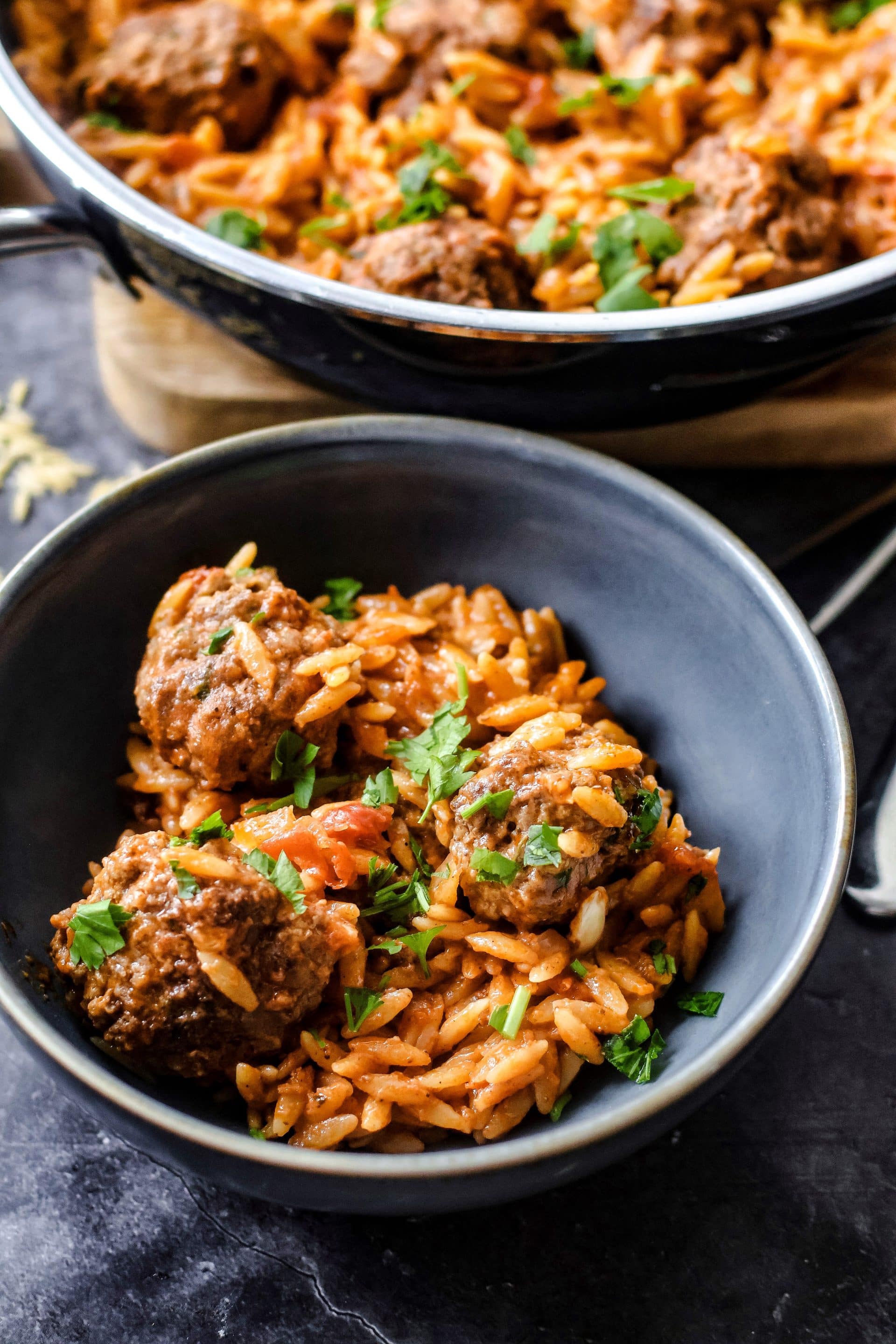 Orzo Pfanne mit Hackbällchen ist das perfekte One Pot Gericht