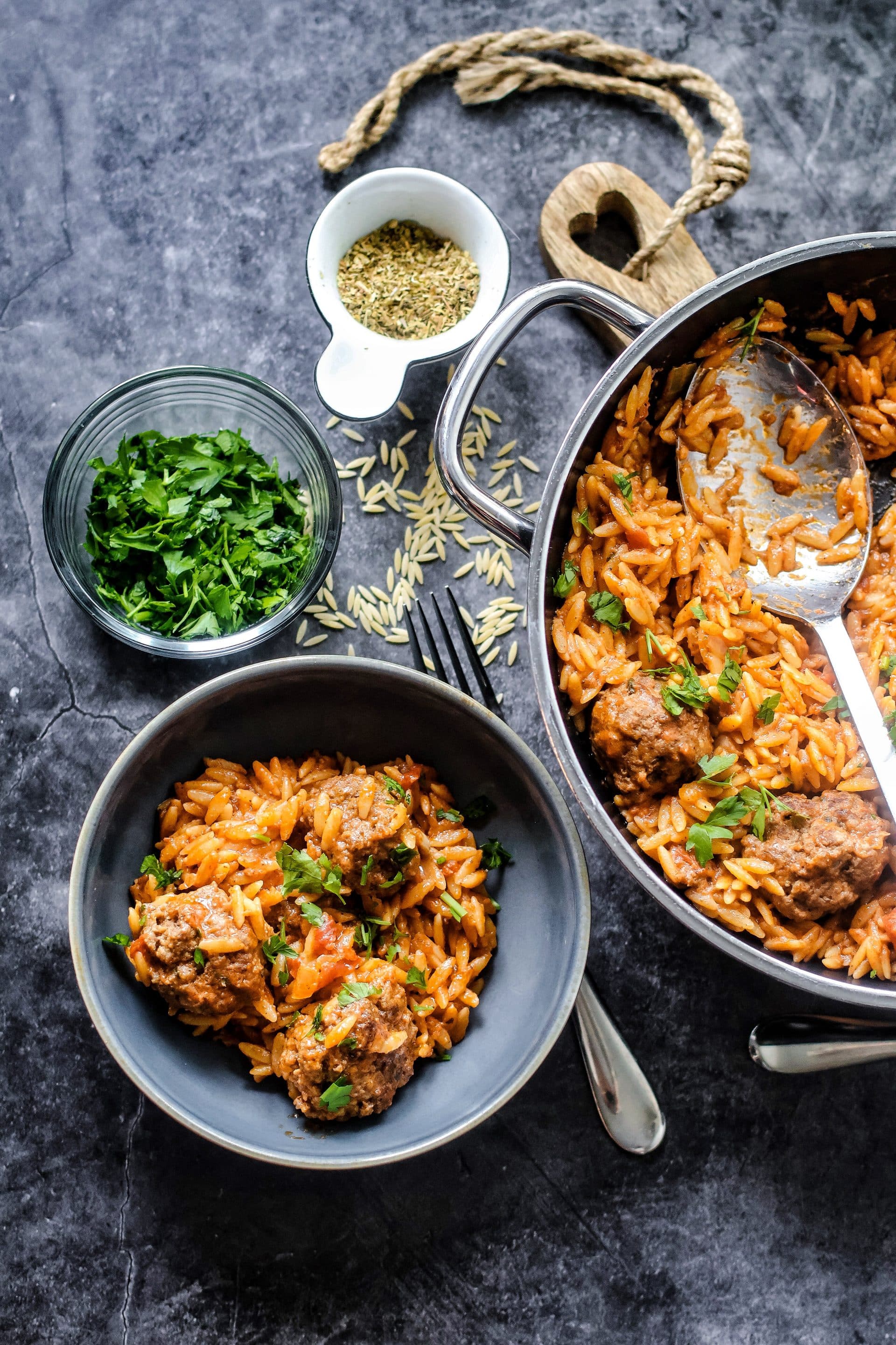 Orzo Pfanne mit Hackbällchen ist schnell gemacht