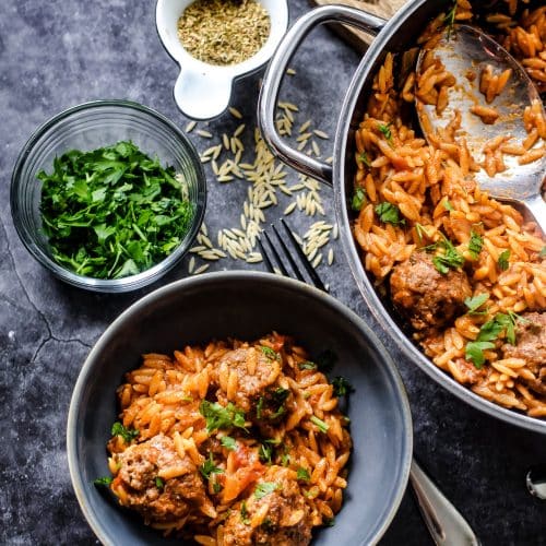 Sieht diese Orzo Pfanne mit Hackbällchen nicht phantastisch aus?