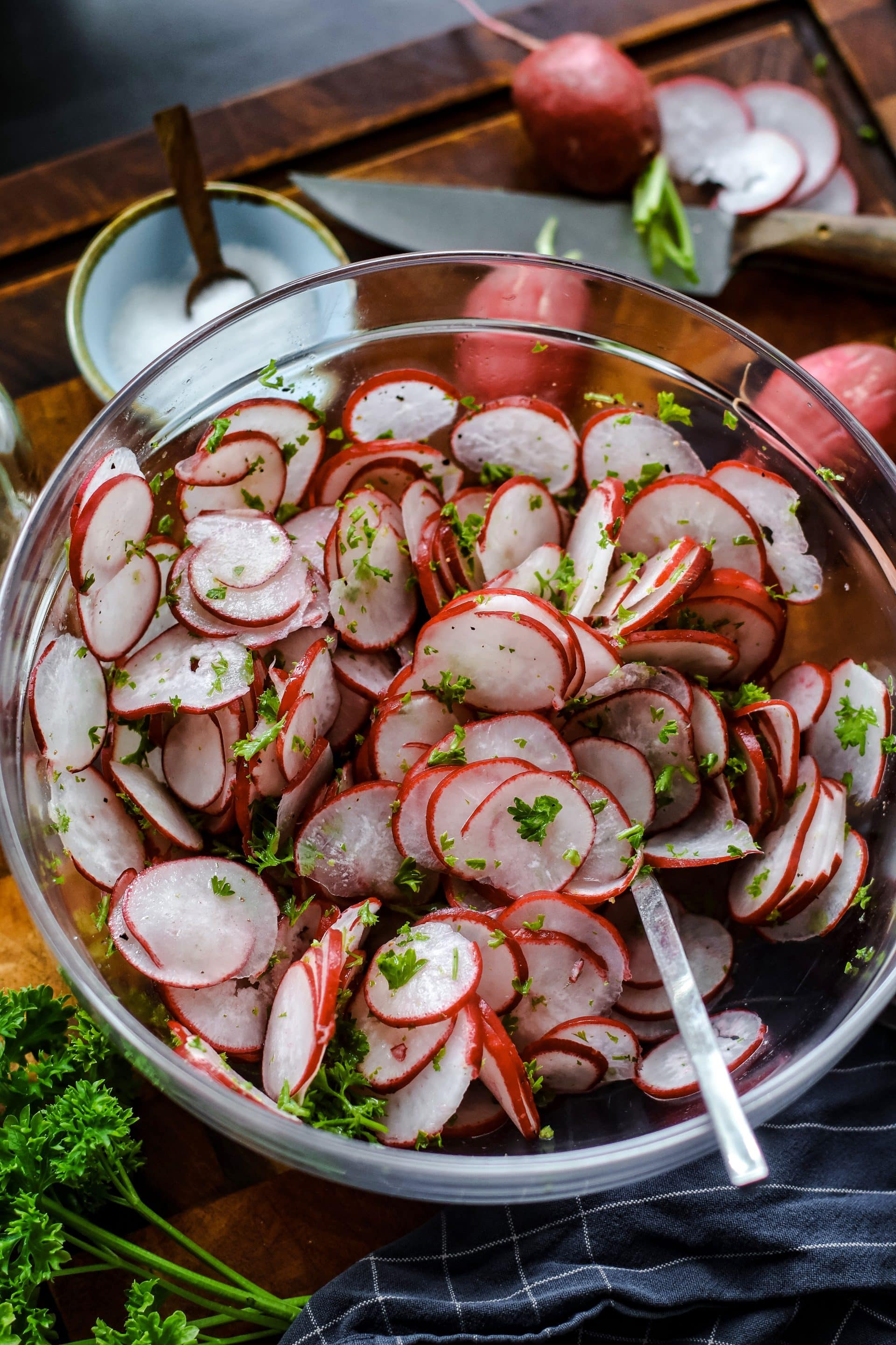 Radieschen Salat ist im Sommer der perfekte Salat