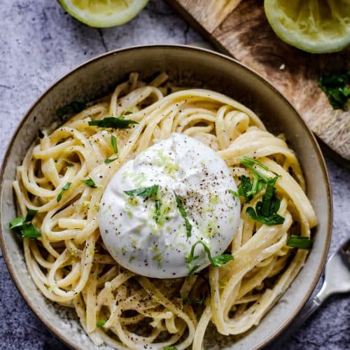 Pasta al Limone schmeckt super mit Burrata