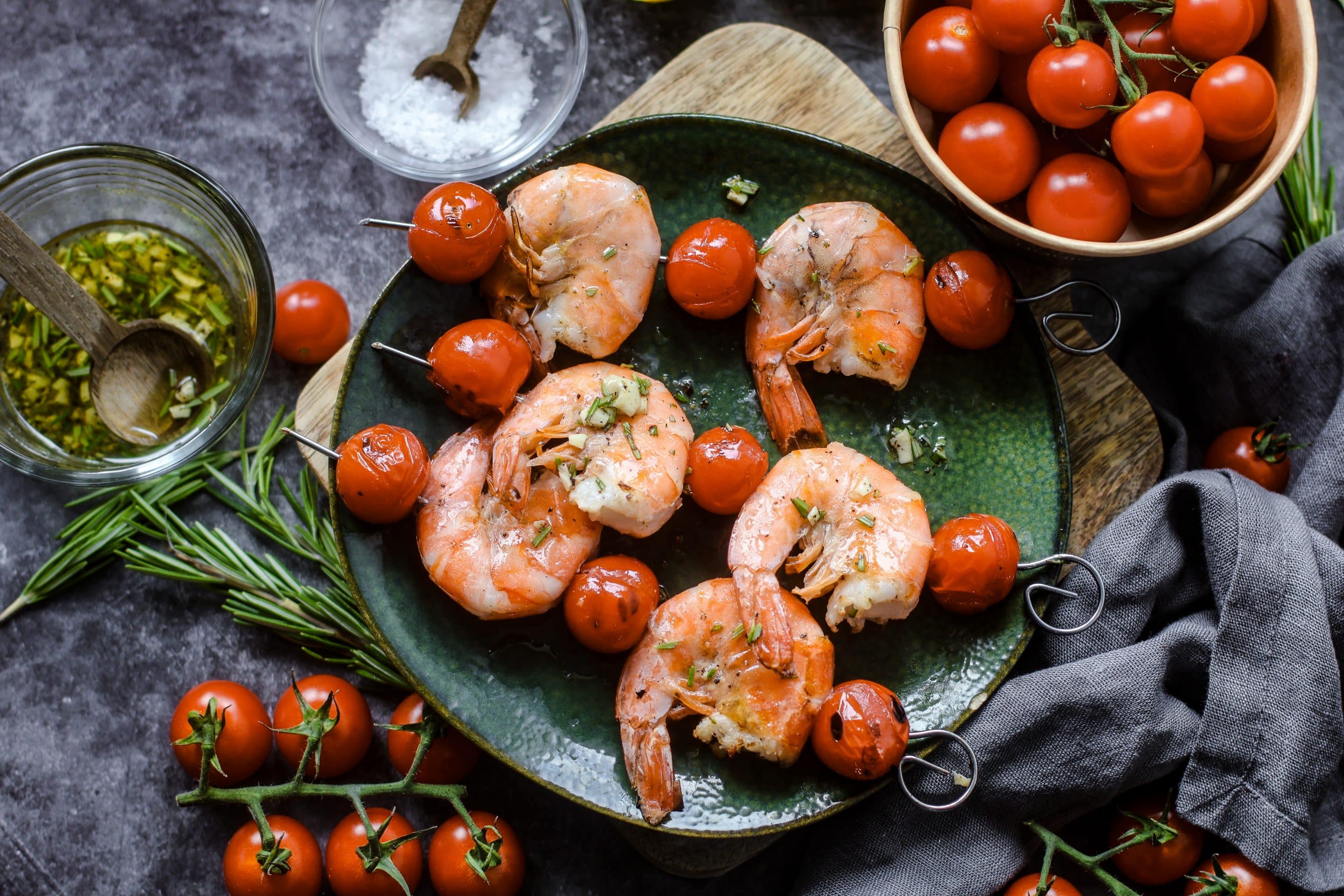 sehen diese Garnelen-Spieße mit Tomaten nicht unfassbar lecker aus?