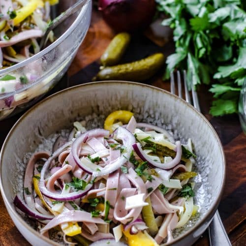 Wurstsalat mit Senfdressing schmeckt besonders bei Hitze
