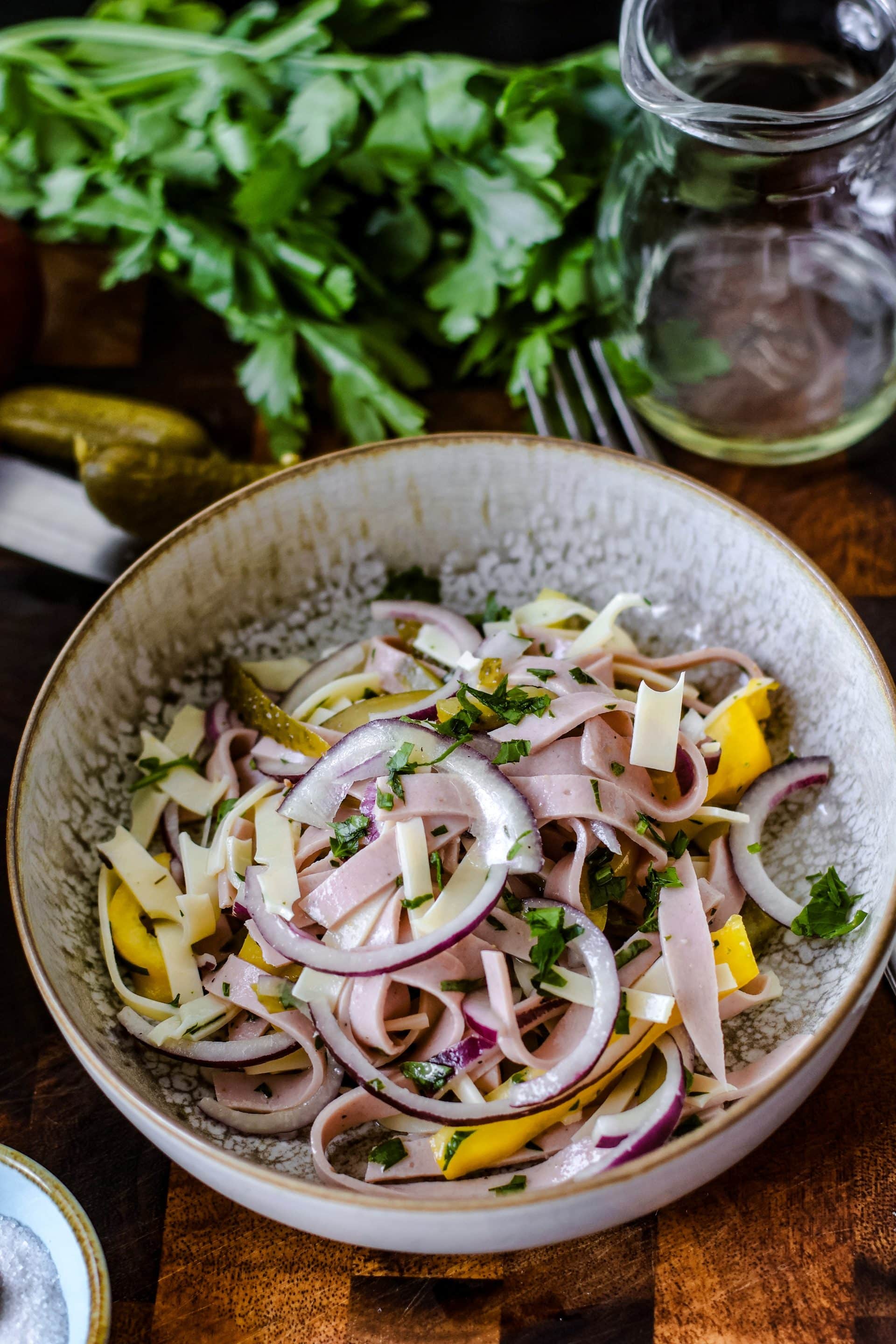 Wurstsalat mit Senfdressing ist im Handumdrehen auf dem Tisch