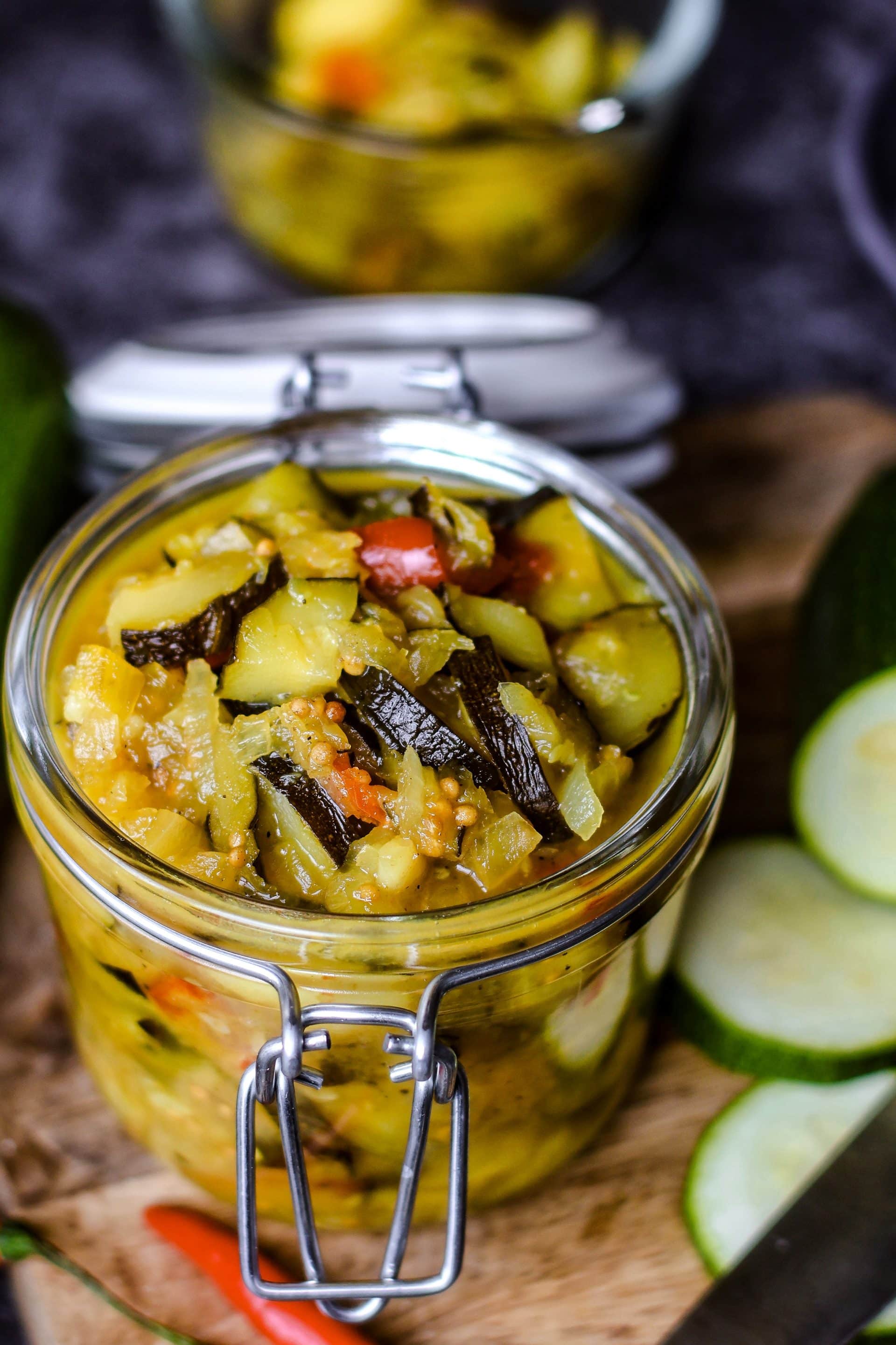 Zucchini Chutney schmeckt nicht nur im Sommer