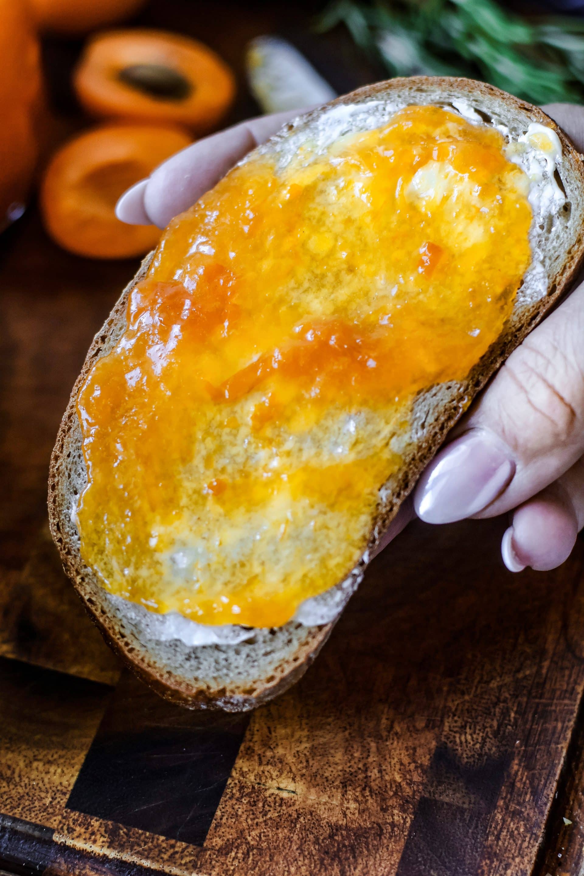 Aprikosenmarmelade mit Rosmarin schmeckt gut auf frischem Brot