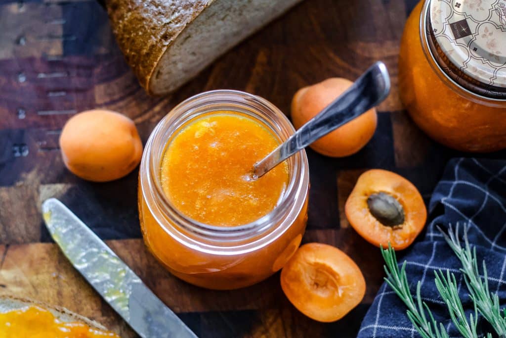 Aprikosenmarmelade mit Rosmarin