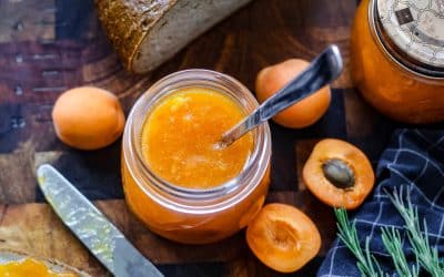 Aprikosenmarmelade mit Rosmarin