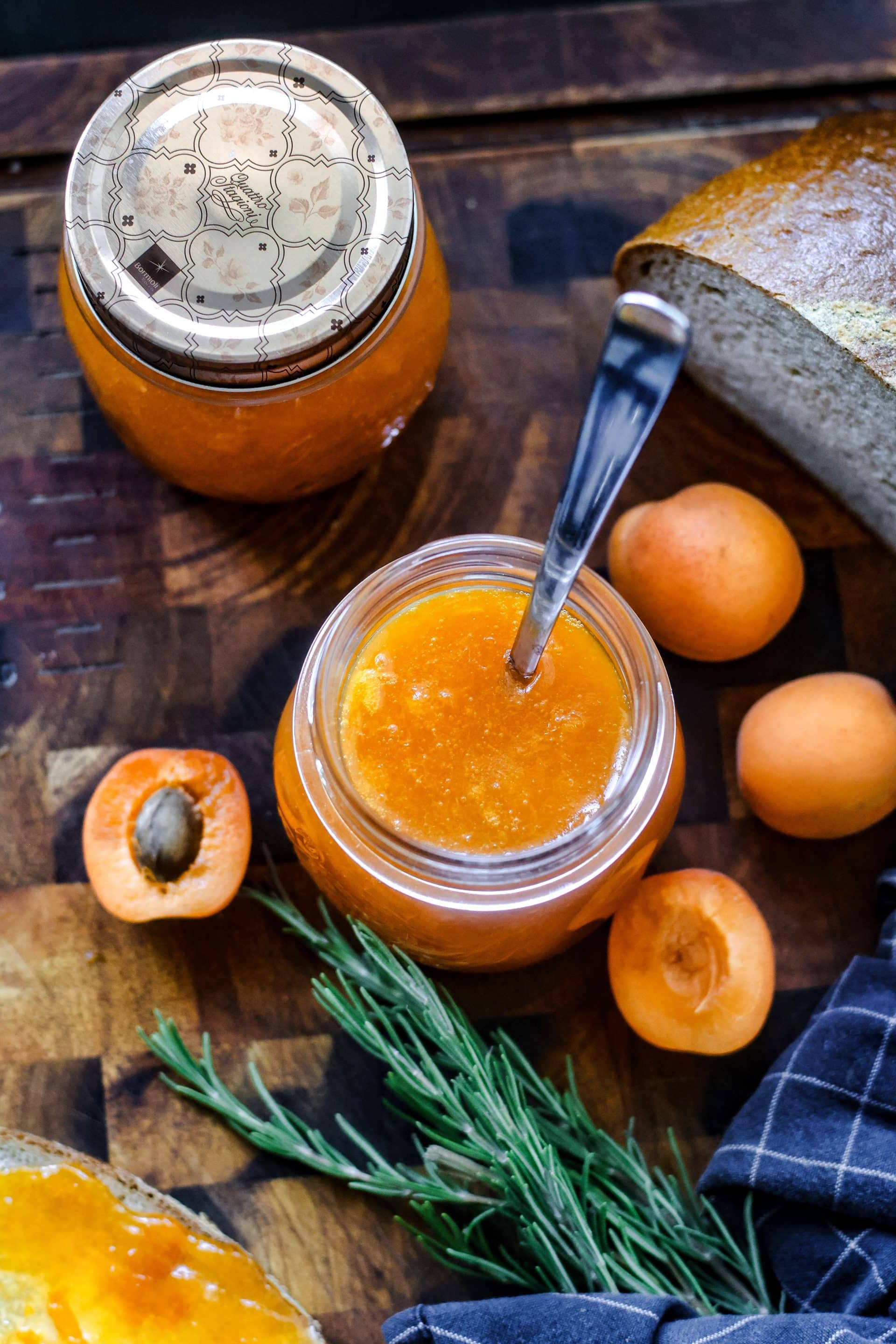 Aprikosenmarmelade schmeckt himmlisch lecker mit Rosmarin