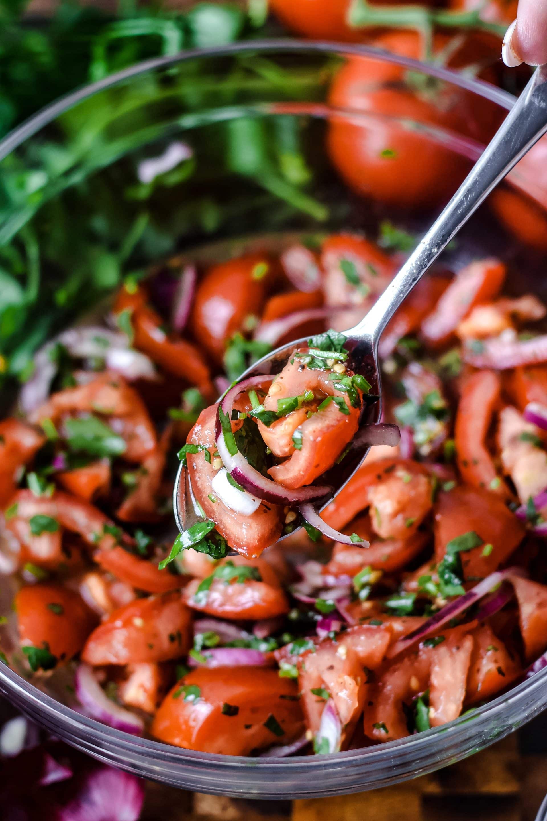 Tomatensalat mit Sumachdressing ist perfekt für den Sommer