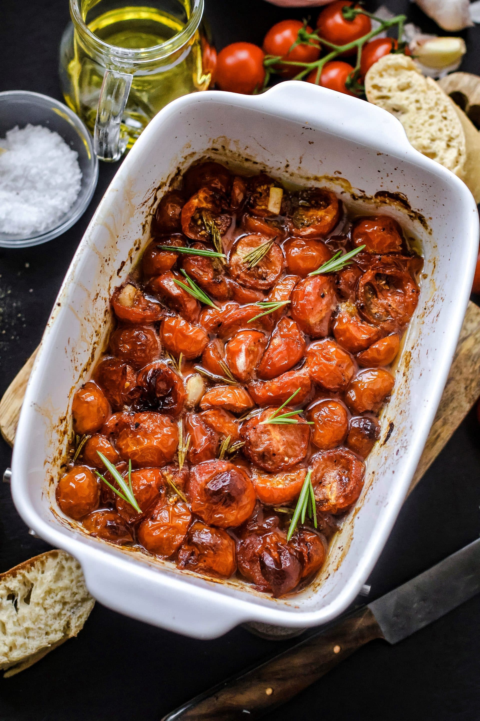 Tomaten aus dem Ofen stehen im Handumdrehen auf dem Tisch