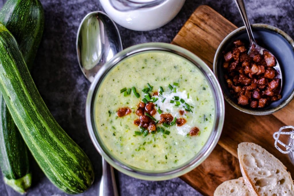 Zucchini Creme Suppe mit Speckwürfeln