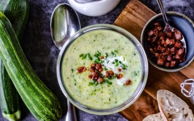 Zucchini Creme Suppe mit Speckwürfeln