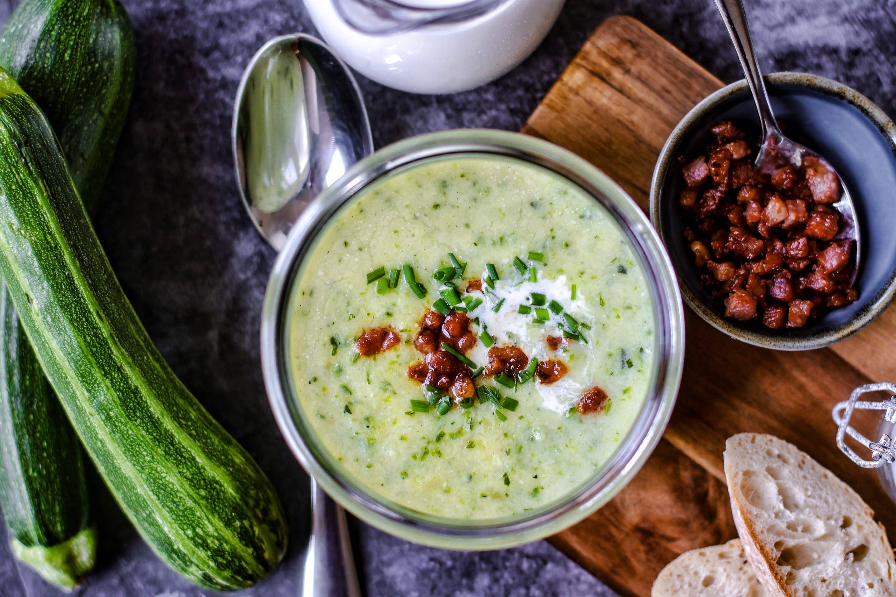 Zucchini Creme Suppe schmeckt super mit Speckwürfeln