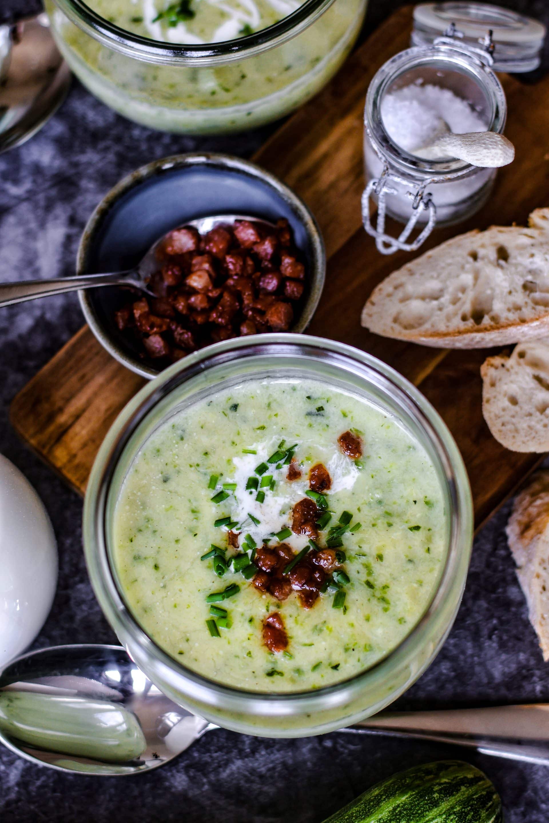 Zucchini Creme Suppe steht schnell auf dem Tisch