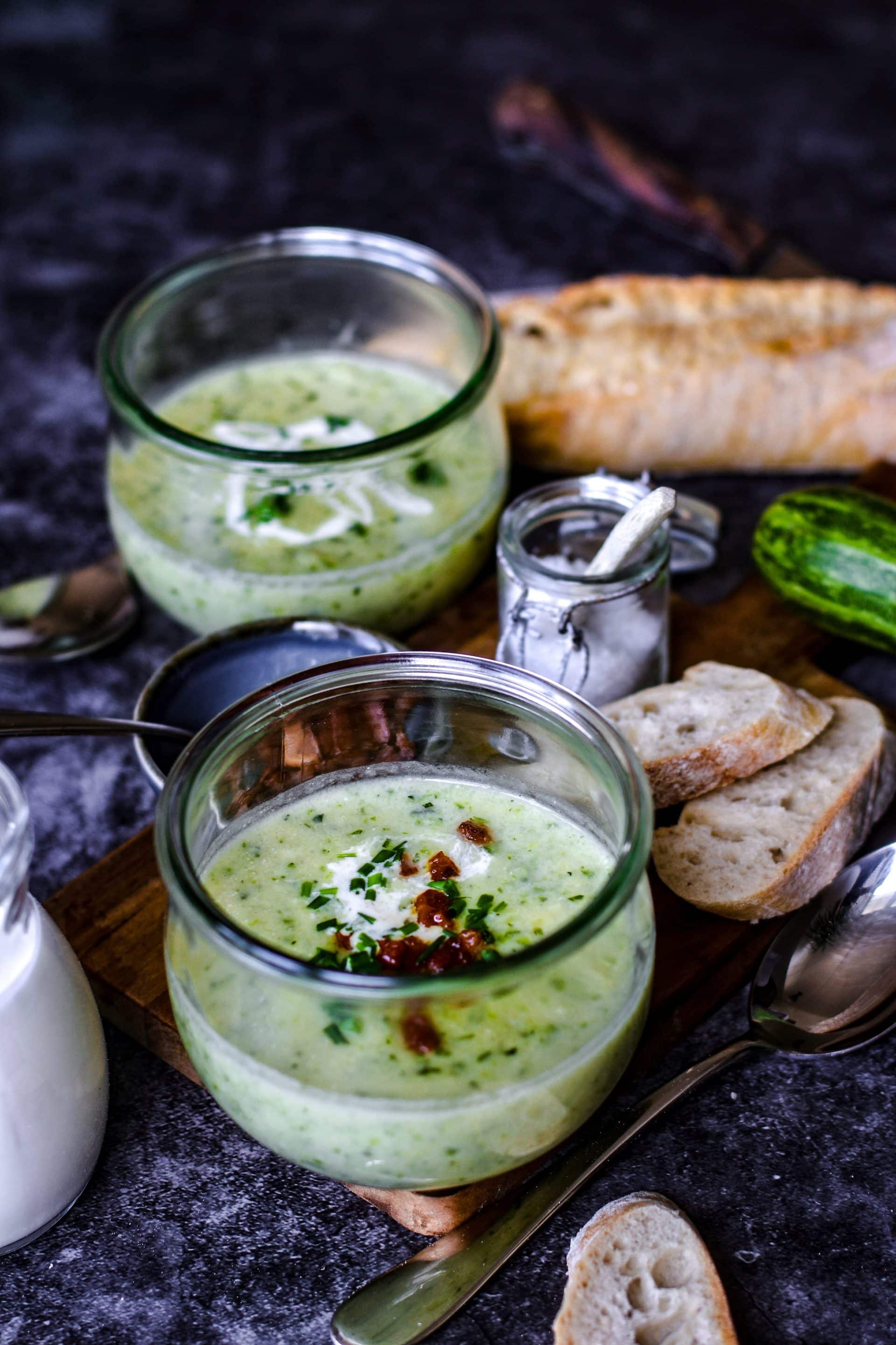 Zucchini Creme Suppe mit Speckwürfeln schmeckt Groß und Klein