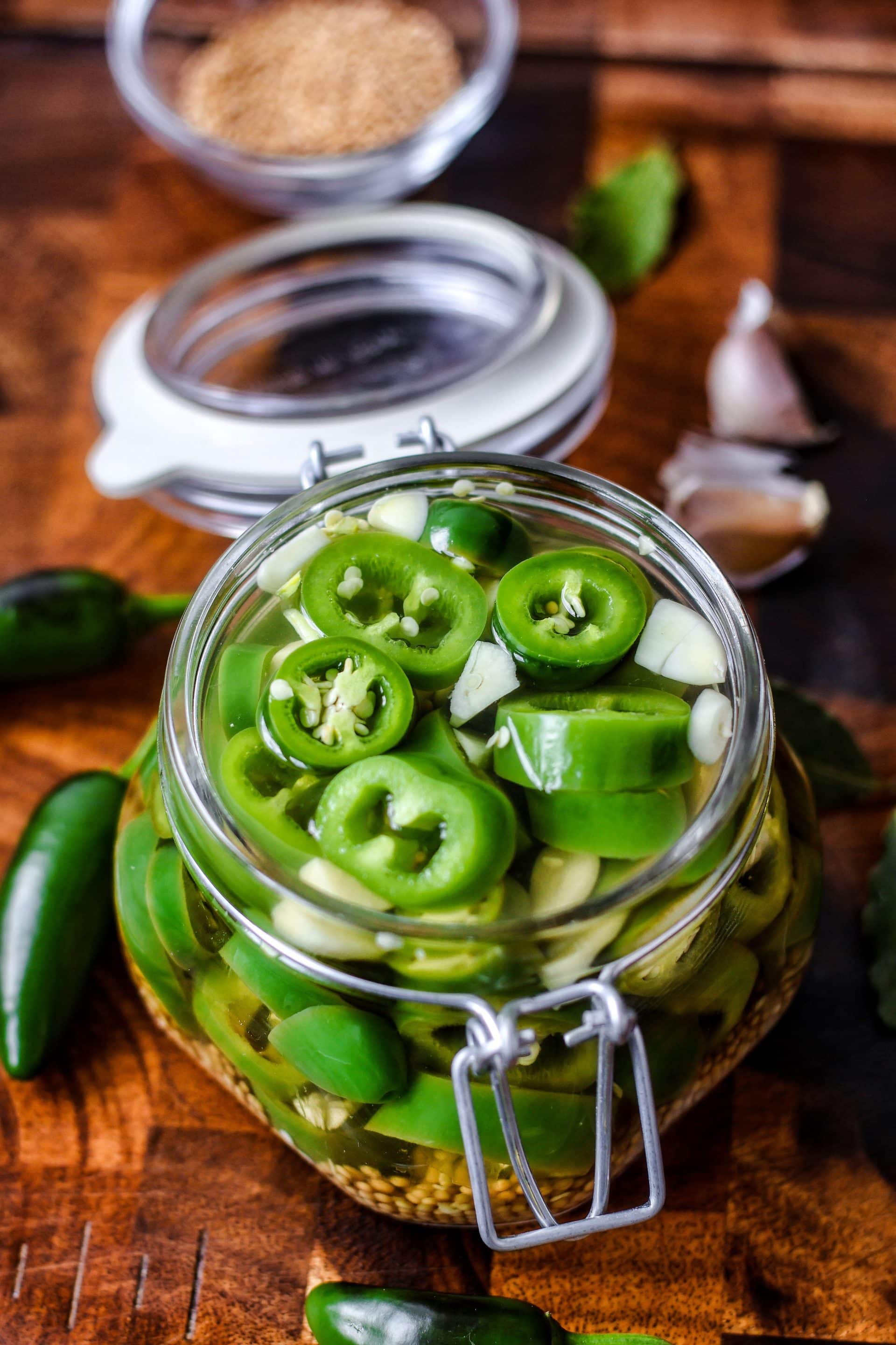 Eingelegte Jalapeños schmecken schön pikant